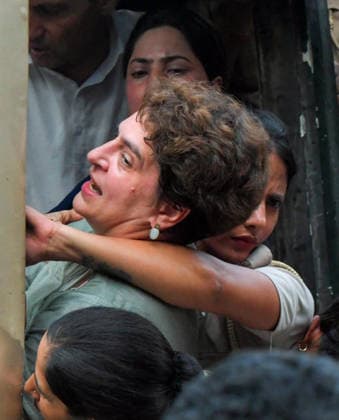 Police detains Congress MP Priyanka Gandhi near PM Modi™s residence New Delhi, Jul 21 (ANI): Congress General Secretary Priyanka Gandhi being detained from the protest site near Prime Minister Narendra Modi™s residence by Police during a protest at Lok Kalyan Marg, demanding resignation of Prime Minister Narendra Modi and Education Minister Dharmendra Pradhan, in New Delhi on Tuesday. New Delhi Delhi India Copyright: xANIx ANI_20260721560