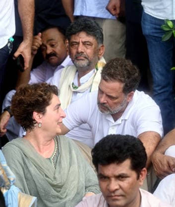 Congress protests at LKM, demanding the resignations of PM Modi and Dharmendra Pradhan New Delhi, Jul 21 (ANI): Lok Sabha LoP Rahul Gandhi and Congress leader Priyanka Gandhi Vadra, during a protest outside the PM s residence at Lok Kalyan Marg, demanding the resignations of Prime Minister Narendra Modi and Education Minister Dharmendra Pradhan, in New Delhi on Tuesday. New Delhi Delhi India Copyright: xANIx ANI_20260721565