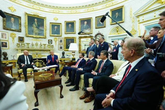 July 21, 2026, Washington, District Of Columbia, USA: United States President Donald J Trump meets President Joseph Aoun of the Republic of Lebanon in the Oval Office of the White House in Washington, DC, USA, on Tuesday, July 21, 2026. Aoun is in Washington to present a proposal designed to disarm the Iran-backed militant group Hezbollah and secure Israel s withdrawal from Lebanon Washington USA - ZUMAs152 20260721_faa_s152_014 Copyright: xAaronxSchwartzx-xPoolxviaxCNPx