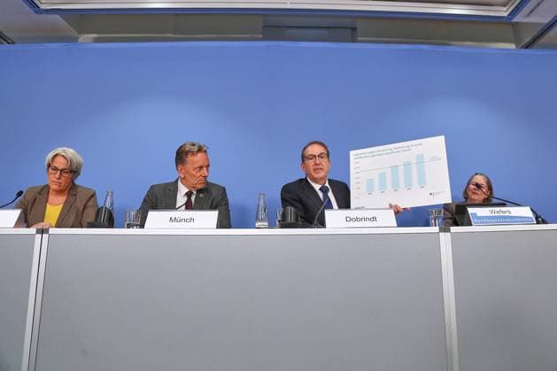 Berlin, Deutschland, 21.07.2026: Haus der Bundespressekonferenz: Bundeslagebild Sexualdelikte zum Nachteil von Kindern und Jugendlichen 2025: Kerstin Claus, unabhängige Bundesbeauftragte gegen sexuellen Missbrauch von Kindern und Jugendlichen (UBSKM), Holger Münch, Präsident des Bundeskriminalamtes (BKA), Bundesminister des Innern Alexander Dobrindt (CSU) und Angela Wefers (BPK) *** Berlin, Germany, July 21, 2026, Federal Press Conference Center: Federal Overview of Sexual Offenses Against Children and Adolescents in 2025; Kerstin Claus, Independent Federal Commissioner for the Protection of Children and Adolescents Against Sexual Abuse (UBSKM), Holger Münch, President of the Federal Criminal Police Office (BKA), Federal Minister of the Int Copyright: xdtsxNachrichtenagenturx dts_128133