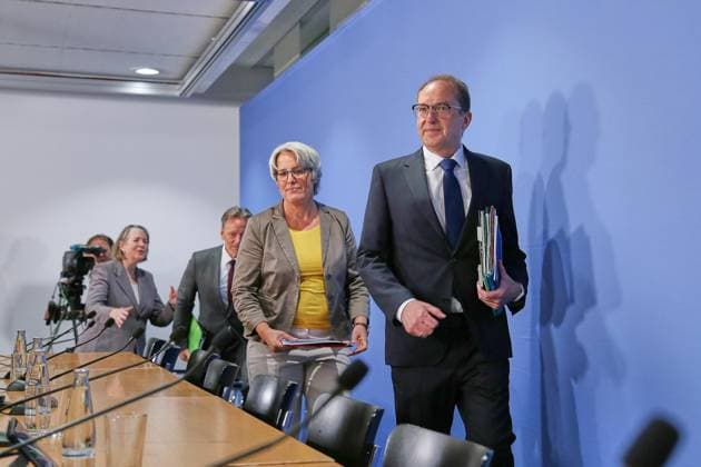 Berlin, Deutschland, 21.07.2026: Haus der Bundespressekonferenz: Bundeslagebild Sexualdelikte zum Nachteil von Kindern und Jugendlichen 2025: Angela Wefers (BPK), Holger Münch, Präsident des Bundeskriminalamtes (BKA), Kerstin Claus, unabhängige Bundesbeauftragte gegen sexuellen Missbrauch von Kindern und Jugendlichen (UBSKM), Bundesminister des Innern Alexander Dobrindt (CSU) *** Berlin, Germany, July 21, 2026, Federal Press Conference Building, Federal Overview of Sexual Offenses Against Children and Adolescents in 2025, Angela Wefers (BPK), Holger Münch, President of the Federal Criminal Police Office (BKA), Kerstin Claus, Independent Federal Commissioner for the Protection of Children and Adolescents against Sexual Abuse (UBSKM), Federal Copyright: xdtsxNachrichtenagenturx dts_128111