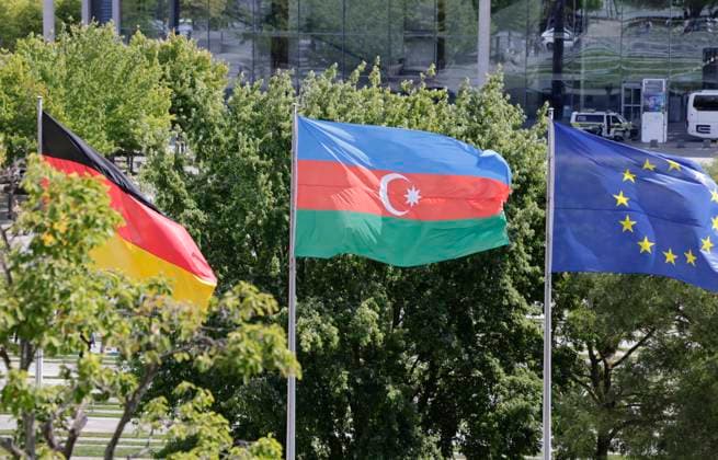 Deutschland, Berlin, Bundeskanzleramt, Begrüßung des Präsidenten der Republik Aserbaidschan, Ilham Alijew, durch den BK mit militärischen Ehren *** Germany, Berlin, Federal Chancellery, Welcome of Ilham Aliyev, President of the Republic of Azerbaijan, by the Federal Chancellor with military honors