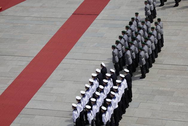 Deutschland, Berlin, Bundeskanzleramt, Begrüßung des Präsidenten der Republik Aserbaidschan, Ilham Alijew, durch den BK mit militärischen Ehren *** Germany, Berlin, Federal Chancellery, Welcome of Ilham Aliyev, President of the Republic of Azerbaijan, by the Federal Chancellor with military honors