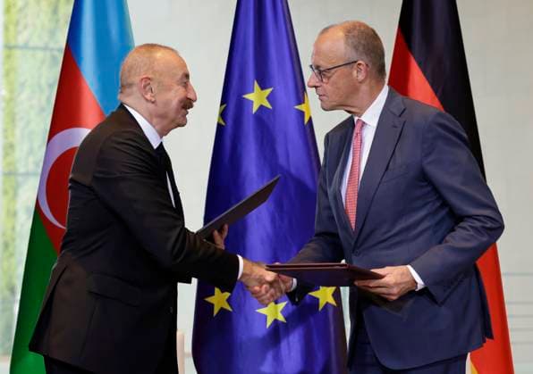 Ilham Alijew, Präsident Aserbaidschans, Friedrich Merz, Bundeskanzler, Vertragsunterzeichnung, Deutschland, Berlin, Bundeskanzleramt, Unterzeichnungszeremonie *** Ilham Aliyev, President of Azerbaijan; Friedrich Merz, Federal Chancellor; signing of the agreement; Germany; Berlin; Federal Chancellery; signing ceremony