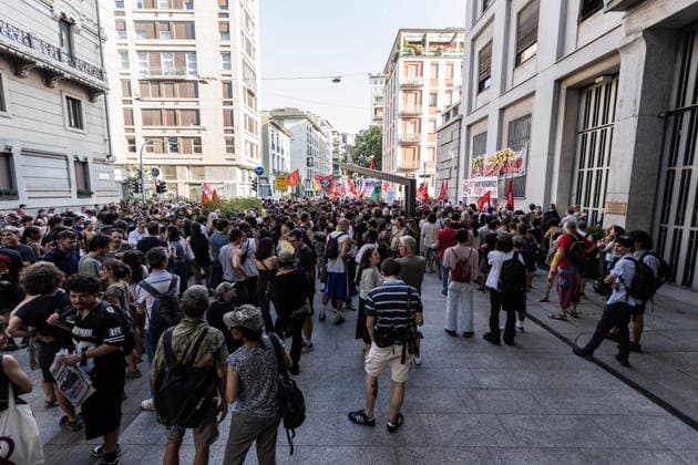 July 21, 2026, Milan, Mi, Italy: A protest was organized following the death of Abderrahim Fakir, a 42-year-old entrepreneur of Moroccan origin who died on Sunday while being pinned face-down on the ground by police officers. The demonstration in memory of Fakir, held in front of the prefecture, drew hundreds of people. Milan Italy  - ZUMAc276 20260721_zip_c276_009 Copyright: xAndreaxCarrubbax
