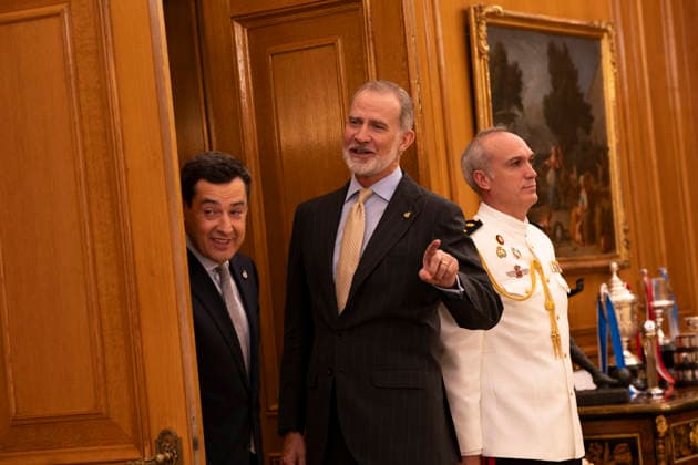 King Felipe VI jokes with the press after a comment about the Spanish national football team s World Cup victory, in the presence of Juan Manuel Moreno Bonilla. July 21, 2026. (202607211694)