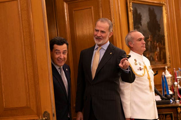 King Felipe VI jokes with the press after a comment about the Spanish national football team s World Cup victory, in the presence of Juan Manuel Moreno Bonilla. July 21, 2026. (202607211695)