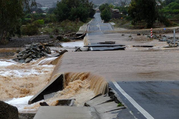 La Ligua, July 21, 2026: A flood of the La Ligua River has caused damage to one of the roads connecting the municipality of La Ligua with the town of Valle Hermoso, as a result of the frontal systems affecting the north-central region of the country. Raúl Zamora Aton, Chile, La Ligua, Chile Aton 1174373  Copyright: RAULxZAMORA ATONxCHILE