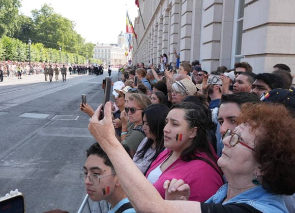 (260721) -- BRUSSELS, July 21, 2026 -- People watch a military and civil parade of Belgian National Day celebrations in Brussels, Belgium, on July 21, 2026. ) BELGIUM-BRUSSELS-NATIONAL DAY-CELEBRATIONS WengxXinyang 
