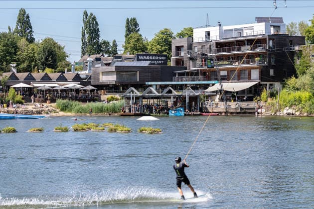 Sommertour 2026 bei Wasserski Langenfeld Im Rahmen ihrer Sommertour 2026 durchs Rheinland besucht NRW-Landesministerin für Wirtschaft, Industrie, Klimaschutz und Energie Mona NEUBAUR (Die Grünen) die Wasserskianlage in Langenfeld, die in diesem Jahr ihr 50-jähriges Jubiläum feiert und zu den weltweit größten Wasserski-Standorten zählt. Langenfeld Nordrhein-Westfalen Deutschland *** Summer Tour 2026 at Wasserski Langenfeld As part of her 2026 summer tour through the Rhineland, North Rhine-Westphalia’s Minister for Economic Affairs, Industry, Climate Protection, and Energy, Mona NEUBAUR of the Green Party, will visit the water ski facility in Langenfeld, which is celebrating its 50th anniversary this year and is one of the world’s lar Copyright: xMarcxJohnx
