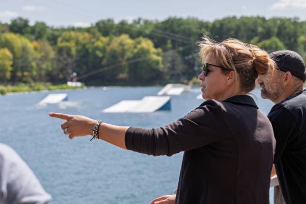 Sommertour 2026 bei Wasserski Langenfeld Mona Neubaur und Florian Süß - Im Rahmen ihrer Sommertour 2026 durchs Rheinland besucht NRW-Landesministerin für Wirtschaft, Industrie, Klimaschutz und Energie Mona NEUBAUR (Die Grünen) die Wasserskianlage in Langenfeld, die in diesem Jahr ihr 50-jähriges Jubiläum feiert und zu den weltweit größten Wasserski-Standorten zählt. Langenfeld Nordrhein-Westfalen Deutschland *** 2026 Summer Tour at Wasserski Langenfeld: Mona Neubaur and Florian Süß As part of her 2026 summer tour through the Rhineland, North Rhine-Westphalia’s Minister for Economic Affairs, Industry, Climate Protection, and Energy, Mona NEUBAUR (The Greens), will visit the water ski facility in Langenfeld, which is celebrating its Copyright: xMarcxJohnx