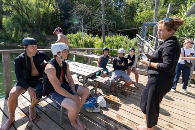 Sommertour 2026 bei Wasserski Langenfeld Mona Neubaur Im Gespräch mit Nachwuchs Profi Wakeboardern - Im Rahmen ihrer Sommertour 2026 durchs Rheinland besucht NRW-Landesministerin für Wirtschaft, Industrie, Klimaschutz und Energie Mona NEUBAUR (Die Grünen) die Wasserskianlage in Langenfeld, die in diesem Jahr ihr 50-jähriges Jubiläum feiert und zu den weltweit größten Wasserski-Standorten zählt. Langenfeld Nordrhein-Westfalen Deutschland *** 2026 Summer Tour at Wasserski Langenfeld: Mona Neubaur in Conversation with Up-and-Coming Professional Wakeboarders As part of her 2026 summer tour through the Rhineland, North Rhine-Westphalia’s Minister for Economic Affairs, Industry, Climate Protection, and Energy, Mona NEUBAUR (The Greens), Copyright: xMarcxJohnx