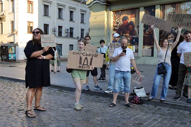 Rally in support of Mykhailo Fedorov in Odessa, Ukraine - 21 Jul 2026 EDITOR S NOTE : Image contains profanity.) Protesters hold placards reading Syrskyi, go fuck yourself during a demonstration on Deribasovskaya Street. Mass rally in support of former Ukrainian Defense Minister Mykhailo Fedorov, who was dismissed in mid-July, continue for the sixth day in major Ukrainian cities. Activists are demanding that the president reinstate Fedorov and dismiss Oleksandr Syrskyi, Commander-in-Chief of the Ground Forces of the Armed Forces of Ukraine. Odessa Ukraine Copyright: xViacheslavxOnyshchenkox xSOPAxImagesx Vonyshchenko(5)