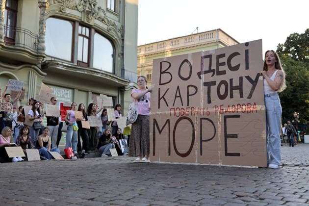 Rally in support of Mykhailo Fedorov in Odessa, Ukraine - 21 Jul 2026 Protesters hold a placard reading Odesa is full of cardboard, Bring back Fedorov during a demonstration on Deribasovskaya Street. Mass rally in support of former Ukrainian Defense Minister Mykhailo Fedorov, who was dismissed in mid-July, continue for the sixth day in major Ukrainian cities. Activists are demanding that the president reinstate Fedorov and dismiss Oleksandr Syrskyi, Commander-in-Chief of the Ground Forces of the Armed Forces of Ukraine. Odessa Ukraine Copyright: xViacheslavxOnyshchenkox xSOPAxImagesx Vonyshchenko(6)