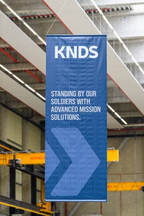 21.07.2026, Banner von KNDS in der Werkshalle. 21.07.2026, Der Bundesminister der Verteidigung Boris Pistorius besucht KNDS Deutschland GmbH & Co. KG am Standort Kassel. Dabei spricht er mit den Mitarbeiterinnen und Mitarbeitern, der Arbeitnehmervertretung sowie der Geschäftsführung, CEO Florian Hohenwarter und CTO Dr. Axel Scheibel. Nach seinem Statement in der Werkshalle beantwortet der Minister Fragen. Kassel Hessen Deutschland *** July 21, 2026, KNDS banner in the factory hall July 21, 2026, Federal Minister of Defense Boris Pistorius visits KNDS Deutschland GmbH Co. KG at its Kassel location. There, he speaks with employees, employee representatives, and management—CEO Florian Hohenwarter and CTO Dr. Axel Scheibel. After his remarks