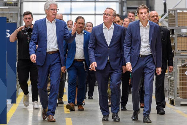 21.07.2026, Minister Boris Pistorius (SPD) betritt die Werkshalle von KDNS mit CTO Dr. Axel Scheibel (links) und CEO Florian Hohenwarter (rechts). 21.07.2026, Der Bundesminister der Verteidigung besucht KNDS Deutschland GmbH & Co. KG am Standort Kassel. Dabei spricht er mit den Mitarbeiterinnen und Mitarbeitern, der Arbeitnehmervertretung sowie der Geschäftsführung, CEO Florian Hohenwarter und CTO Dr. Axel Scheibel. Nach seinem Statement in der Werkshalle beantwortet der Minister Fragen. Kassel Hessen Deutschland *** July 21, 2026: Minister Boris Pistorius (SPD) enters the KDNS factory floor with CTO Dr. Axel Scheibel on the left and CEO Florian Hohenwarter on the right. July 21, 2026, The Federal Minister of Defense visits KNDS Deutschl