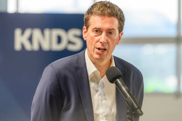 21.07.2026, CEO Florian Hohenwarter von KDNS beantwortet Fragen der Presse. 21.07.2026, Der Bundesminister der Verteidigung besucht KNDS Deutschland GmbH & Co. KG am Standort Kassel. Dabei spricht er mit den Mitarbeiterinnen und Mitarbeitern, der Arbeitnehmervertretung sowie der Geschäftsführung, CEO Florian Hohenwarter und CTO Dr. Axel Scheibel. Nach seinem Statement in der Werkshalle beantwortet der Minister Fragen. Kassel Hessen Deutschland *** July 21, 2026: KDNS CEO Florian Hohenwarter answers questions from the press. July 21, 2026: The Federal Minister of Defense visits KNDS Deutschland GmbH Co. KG at its Kassel location. There, he speaks with employees, employee representatives, and management—CEO Florian Hohenwarter and CTO Dr.
