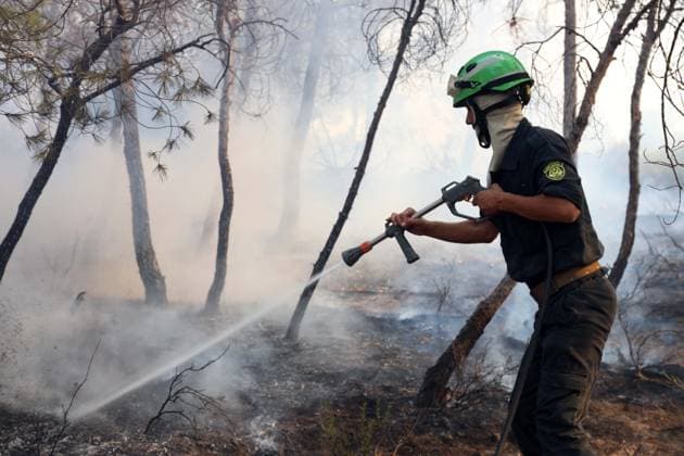 (260721) -- ALGIERS, July 21, 2026 -- A firefighter works to put out a wildfire on a mountain in El Hachimia, northern Algeria, on July 21, 2026. Six people have been killed in wildfires sweeping across northern Algeria as a prolonged heat wave continues to fuel forest and vegetation fires in several provinces, the Algerian Ministry of the Interior, Local Authorities and Transports said Tuesday. (Photo by Xinhua) ALGERIA-EL HACHIMIA-WILDFIRES BillelxBensalem 