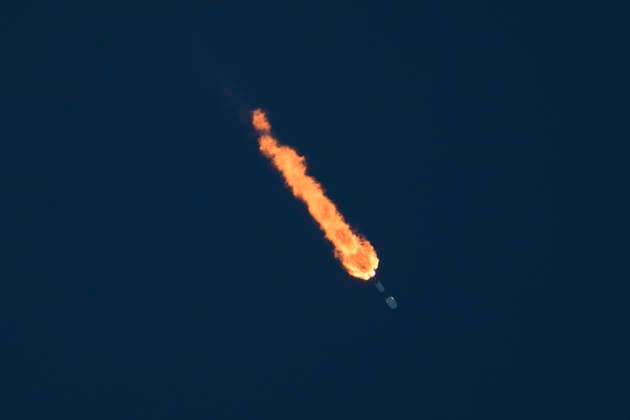July 21, 2026, Cape Canaveral, Florida, USA: A SpaceX Falcon 9 rocket carrying Northrop Grumman s Mission Robotic Vehicle and three Mission Extension Pods (MEPs) spacecraft lifts off from Space Launch Complex-40 at Cape Canaveral Space Force Station, Florida, at 5:15 p.m. EDT on July 21, 2026. Cape Canaveral USA - ZUMAb268 20260721_znp_b268_001 Copyright: xJenniferxBriggsx