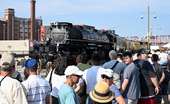 Crowds gather around Union Pacific s Big Boy locomotive after arriving Kansas City, Missouri on July 21, 2026. Big Boy 4014, an eighty plus year old engine is the world s largest operating steam train. The tour, celebrating the USA s 250th Anniversary, will visit 10 States and make whistle stops in over 50 cities and towns. Tourists and rail fans were drawn to the midwest city from throughout the US.  KCP20260721008 JOExMARINO