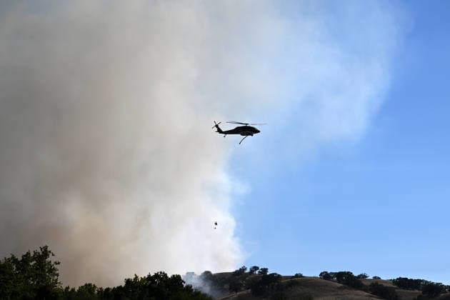 Evacuations ordered near Pleasanton during wildfire in Sunol, California ALAMEDA COUNTY, CALIFORNIA - JULY 21: A firefighting helicopter drops water on a vegetation area as crews battle the Little Fire wildfire in Sunol, Alameda County, California, United States, on July 21, 2026. Tayfun Coskun Anadolu California United States. Editorial use only. Please get in touch for any other usage.  Copyright: x2026xAnadoluxTayfunxCoskunx