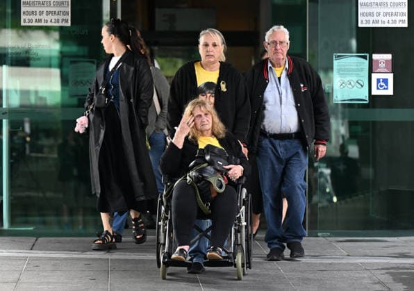 ANNETTE MASON DEATH INQUEST, Victim Annette Mason™s sister Linda Mason (centre), stepmother, Jean (in wheelchair) and father, Mick Mason (right) are seen at the inquest into the 1989 murder of teen girl Annette Mason at the Brisbane Magistrate s Court in Brisbane, Wednesday, July 22, 2026. ( NO ARCHIVING BRISBANE QUEENSLAND AUSTRALIA  Copyright: xDARRENxENGLANDx 20260722144161150103