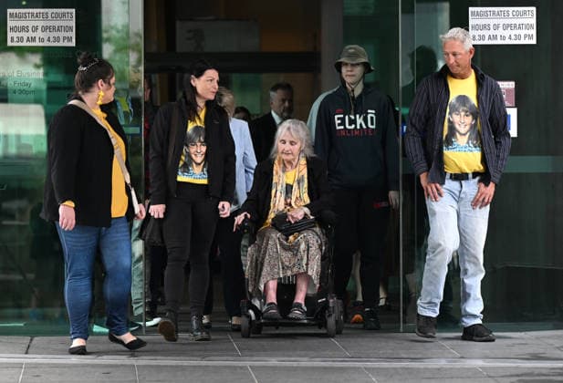 ANNETTE MASON DEATH INQUEST, Judith Anderson (in wheelchair), mother of victim Annette Mason is seen with family members at the inquest into the 1989 murder of teen girl Annette Mason at the Brisbane Magistrate s Court in Brisbane, Wednesday, July 22, 2026. ( NO ARCHIVING BRISBANE QUEENSLAND AUSTRALIA  Copyright: xDARRENxENGLANDx 20260722132994213940