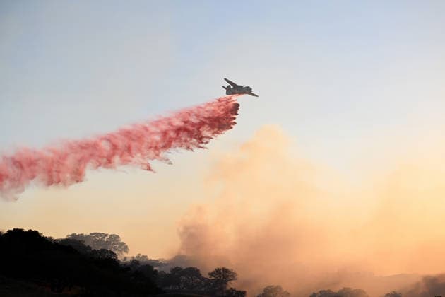 Little Fire of wildfire continues in Sunol, California SUNOL, CALIFORNIA - JULY 21:A fire plane drops pink fire retardant on vegetation area as crews battle wildfire named as Little Fire in Sunol, Alameda County, California on July 21, 2026. Tayfun Coskun Anadolu California United States. Editorial use only. Please get in touch for any other usage.  Copyright: x2026xAnadoluxTayfunxCoskunx