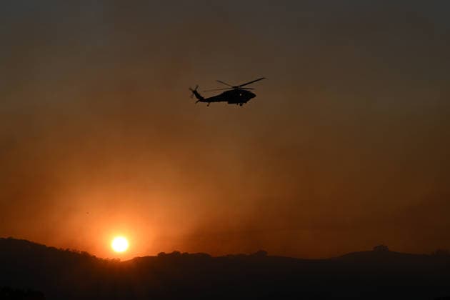 Little Fire of wildfire continues in Sunol, California SUNOL, CALIFORNIA - JULY 21: A fire helicopter drops water during sunset on vegetation area as crews battle wildfire named as Little Fire in Sunol, Alameda County, California on July 21, 2026. Tayfun Coskun Anadolu California United States. Editorial use only. Please get in touch for any other usage.  Copyright: x2026xAnadoluxTayfunxCoskunx