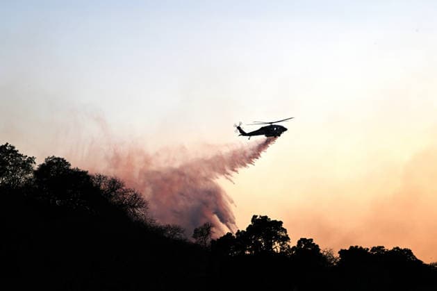 Little Fire of wildfire continues in Sunol, California SUNOL, CALIFORNIA - JULY 21: A fire helicopter drops water during sunset on vegetation area as crews battle wildfire named as Little Fire in Sunol, Alameda County, California on July 21, 2026. Tayfun Coskun Anadolu California United States. Editorial use only. Please get in touch for any other usage.  Copyright: x2026xAnadoluxTayfunxCoskunx