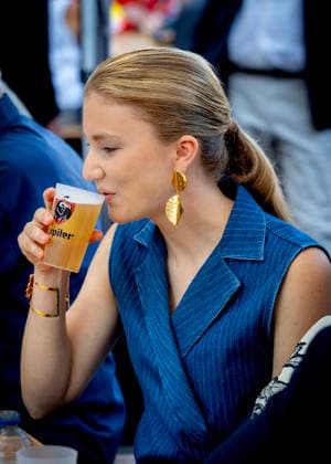 21-07-2026 Resto Crown Princess Elisabeth with a beer bier during the Everyone to the Table initiative by Resto National at Vossenplein - Place du Jeu de Balle, as part of the National Holiday in Brussels Â  Copyright: xPPEx