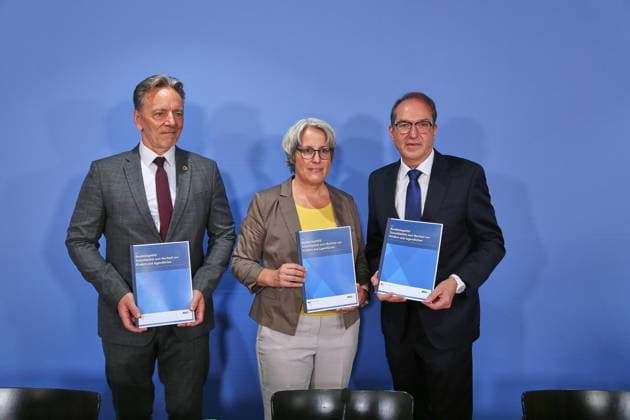 Berlin, Deutschland, 21.07.2026: Haus der Bundespressekonferenz: Bundeslagebild Sexualdelikte zum Nachteil von Kindern und Jugendlichen 2025: Holger Münch, Präsident des Bundeskriminalamtes (BKA), Kerstin Claus, unabhängige Bundesbeauftragte gegen sexuellen Missbrauch von Kindern und Jugendlichen (UBSKM), Bundesminister des Innern Alexander Dobrindt (CSU) *** Berlin, Germany, July 21, 2026, Federal Press Conference Center: Federal Overview of Sexual Offenses Against Children and Adolescents in 2025; Holger Münch, President of the Federal Criminal Police Office (BKA), Kerstin Claus, Independent Federal Commissioner for the Protection of Children and Adolescents against Sexual Abuse (UBSKM), Federal Minister of the Interior Alexander Dobrindt Copyright: xdtsxNachrichtenagenturx dts_128129