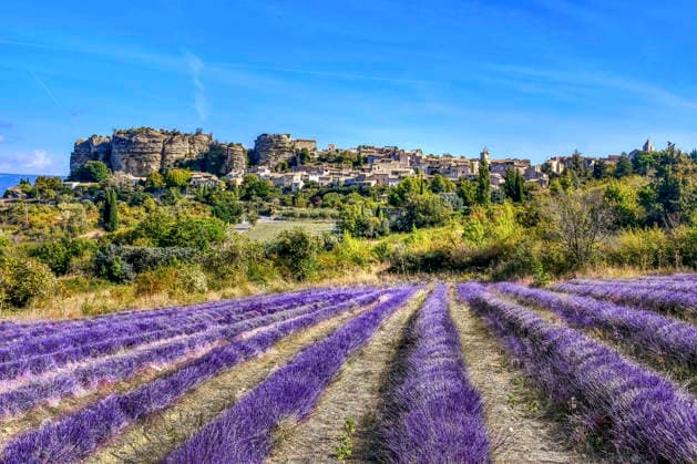 News Bilder des Tages #2 Lavendelfeld im Luberon vor einem provenzalischen Dorf 20260721tf377 20260721tf377 Provence, Luberon Lavendel Lavendelfeld, Dorf, sonnig, mediterran, ländlich, malerisch, idyllisch, historisch, trocken, warm, hell, hügelig, blühend, französisch, blühen, duften, Hamburg Hamburg Deutschland Germany *** Lavender field in the Luberon in front of a Provençal village 20260721tf377 20260721tf377 Provence, Luberon lavender, lavender field, village, sunny, Mediterranean, rural, picturesque, idyllic, historic, dry, warm, bright, hilly, in bloom, French, blooming, fragrant, Hamburg, Hamburg, Germany Copyright: xAchimxDuwentästerx