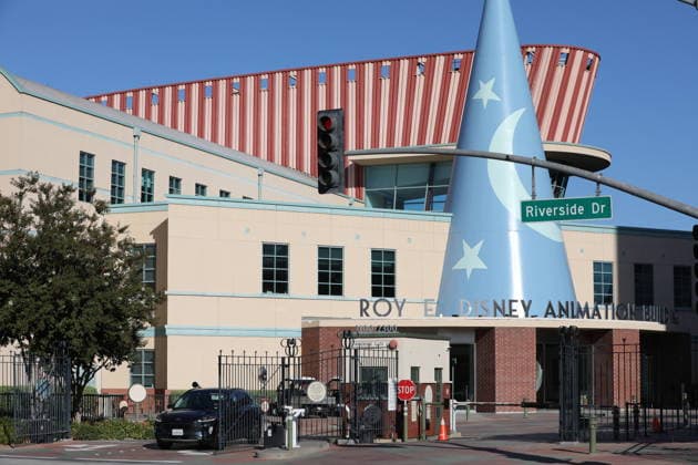 News Bilder des Tages #2 (260722) -- BURBANK, July 22, 2026 -- This photo taken on July 21, 2026 shows a view at the Walt Disney Studios in Burbank, California, the United States. The Walt Disney Company laid off several hundred employees on Tuesday in its latest round of job cuts, as the entertainment giant continues to streamline its operations with fewer projects, tighter budgets, and a more integrated corporate structure. (Photo by Xinhua) U.S.-CALIFORNIA-WALT DISNEY-LAYOFFS ZengxHui 
