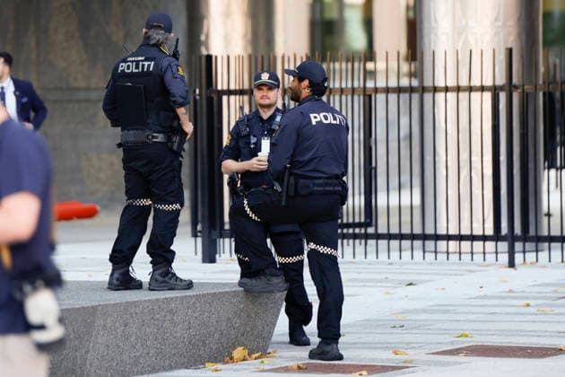 22. juli markering ved minnesmerket i Regjeringskvartalet Oslo 20260722. 22. juli markering ved minnesmerket ved hoyblokka i Regjeringskvartalet. I ar er det 15 ar siden terrorangrepet hvor 77 mennesker mistet livet i 2011. Foto: Frederik Ringnes NTB Oslo Norge lp_tOqtEKgs EDITORIAL USE ONLY Ref:_BNClp_tOqtEKgs.jpg *** July 22 commemoration at the memorial in the Government Quarter, Oslo 20260722 July 22 commemoration at the memorial at the Hoyblokka building in the Government Quarter This year marks 15 years since the terrorist attack in which 77 people lost their lives in 2011 Photo by Frederik Ringnes, NTB, Oslo, Norway lp tOqtEKgs EDITORIAL USE ONLY Ref BNClp tOqtEKgs jpg  Copyright: xFrederikxRingnesx xNTBx