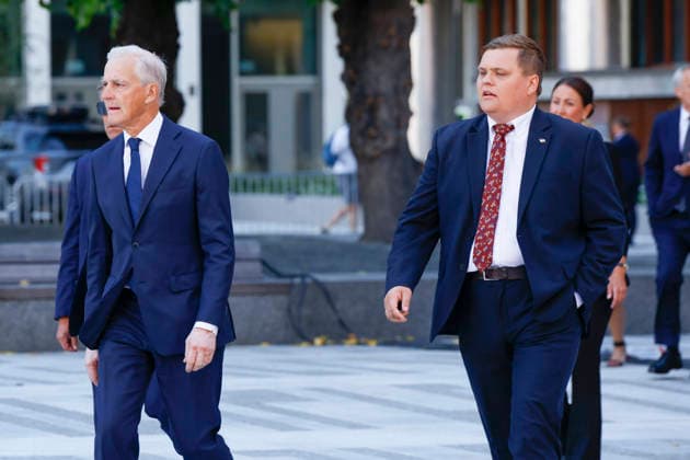22. juli markering ved minnesmerket i Regjeringskvartalet Oslo 20260722. Stasminister Jonas Gahr Store og AUF -leder Gaute Borstad Skjervo ankommer minnemarkeringen. 22. juli markering ved minnesmerket ved hoyblokka i Regjeringskvartalet. I ar er det 15 ar siden terrorangrepet hvor 77 mennesker mistet livet i 2011. Foto: Frederik Ringnes NTB Oslo Norge 60wBrQbGFhM EDITORIAL USE ONLY Ref:_BNC60wBrQbGFhM.jpg *** July 22 commemoration at the memorial in the Government Quarter, Oslo, July 22, 2026. Prime Minister Jonas Gahr Store and AUF leader Gaute Borstad Skjervo arrive at the commemoration. July 22 commemoration at the memorial at the Hoyblokka building in the Government Quarter. I This year marks 15 years since the terrorist att  Copyright: xFrederikxRingnesx xNTBx