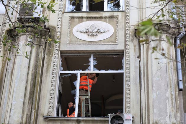 Municipal workers remove glass shards from a shattered window of a four-storey residential building damaged in a Russian combined strike, Odesa, Ukraine, July 21, 2026. The Russian army carried out a missile and drone attack on the southern Ukrainian port city and the region. The attack damaged the residential building, nearby structures and cars. Three people were injured. (Photo by Nina Liashonok Ukrinform) Russians attack historical centre in Odesa  Copyright: xNinaxLiashonokx