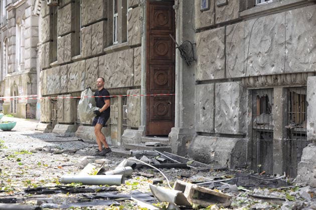 A man carries a bag of debris out of a four-storey apartment block damaged by a Russian combined strike, Odesa, Ukraine, July 21, 2026. The Russian army carried out a missile and drone attack on the southern Ukrainian port city and the region. The attack damaged the residential building, nearby structures and cars. Three people were injured. (Photo by Nina Liashonok Ukrinform) Russians attack historical centre in Odesa  Copyright: xNinaxLiashonokx