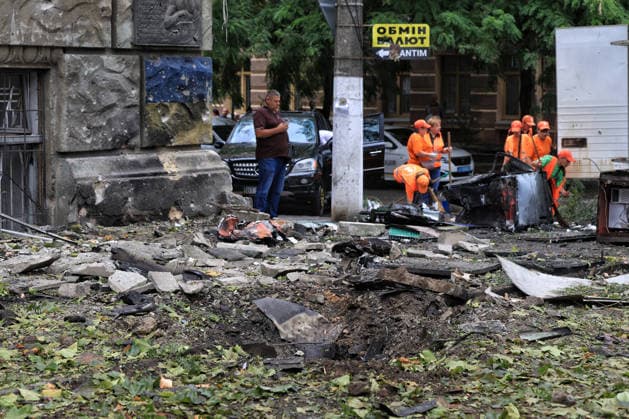 Municipal workers remove debris from a street after a Russian combined strike, Odesa, Ukraine, July 21, 2026. The Russian army carried out a missile and drone attack on the southern Ukrainian port city and the region. The attack damaged the residential building, nearby structures and cars. Three people were injured. (Photo by Nina Liashonok Ukrinform) Russians attack historical centre in Odesa  Copyright: xNinaxLiashonokx