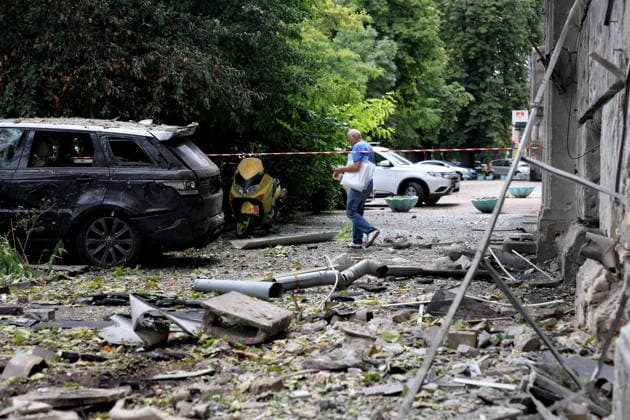 A man walks through debris outside a four-storey apartment block damaged by a Russian combined strike, Odesa, Ukraine, July 21, 2026. The Russian army carried out a missile and drone attack on the southern Ukrainian port city and the region. The attack damaged the residential building, nearby structures and cars. Three people were injured. (Photo by Nina Liashonok Ukrinform) Russians attack historical centre in Odesa  Copyright: xNinaxLiashonokx