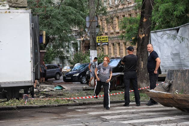People stay at a zebra crossing near a four-storey apartment block damaged by a Russian combined strike, Odesa, Ukraine, July 21, 2026. The Russian army carried out a missile and drone attack on the southern Ukrainian port city and the region. The attack damaged the residential building, nearby structures and cars. Three people were injured. (Photo by Nina Liashonok Ukrinform) Russians attack historical centre in Odesa  Copyright: xNinaxLiashonokx