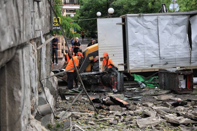 Municipal workers remove debris from a street after a Russian combined strike, Odesa, Ukraine, July 21, 2026. The Russian army carried out a missile and drone attack on the southern Ukrainian port city and the region. The attack damaged the residential building, nearby structures and cars. Three people were injured. (Photo by Nina Liashonok Ukrinform) Russians attack historical centre in Odesa  Copyright: xNinaxLiashonokx