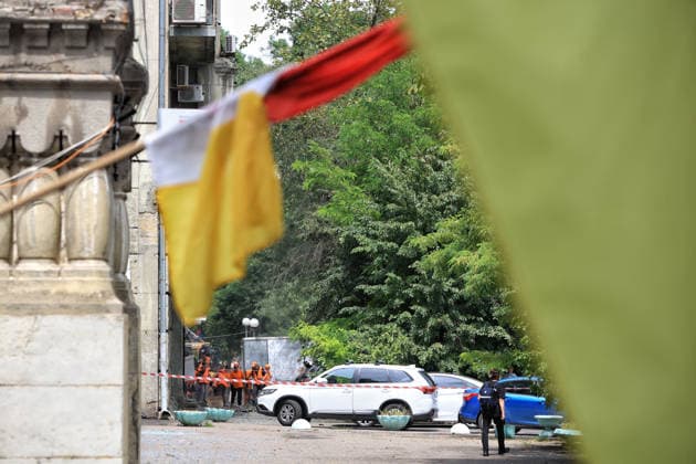 Municipal workers remove debris from a street after a Russian combined strike, Odesa, Ukraine, July 21, 2026. The Russian army carried out a missile and drone attack on the southern Ukrainian port city and the region. The attack damaged the residential building, nearby structures and cars. Three people were injured. (Photo by Nina Liashonok Ukrinform) Russians attack historical centre in Odesa  Copyright: xNinaxLiashonokx