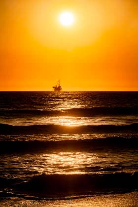 Oil production on California coast Huntington Beach, California, United States CR_MAMO260715-2081727-01 ,model released, Symbolfoto ,property released