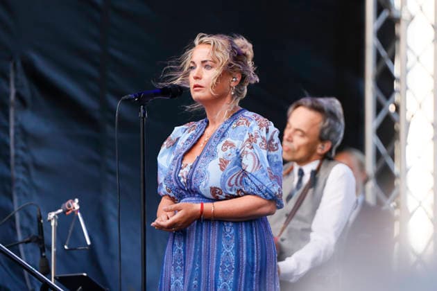 22. juli markering ved minnesmerket i Regjeringskvartalet Oslo 20260722. Helene Boksle synger under markeringen. 22. juli markering ved minnesmerket ved hoyblokka i Regjeringskvartalet. I ar er det 15 ar siden terrorangrepet hvor 77 mennesker mistet livet i 2011. Foto: Frederik Ringnes NTB Oslo Norge F_UtZ1TD4s4 EDITORIAL USE ONLY Ref:_BNCF_UtZ1TD4s4.jpg *** July 22 commemoration at the memorial in the Government Quarter, Oslo 20260722 Helene Boksle sings during the commemoration July 22 commemoration at the memorial at the Hoyblokka building in the Government Quarter This year marks 15 years since the terrorist attack in which 77 people lost their lives in 2011. Photo: Frederik Ringnes, NTB, Oslo, Norway. F UtZ1TD4s4 EDITORIAL USE O  Copyright: xFrederikxRingnesx xNTBx