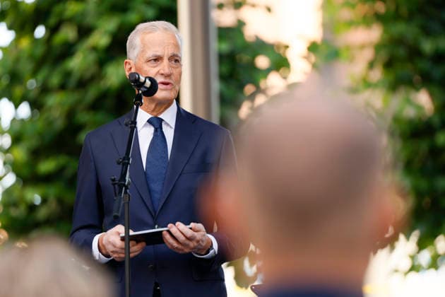 22. juli markering ved minnesmerket i Regjeringskvartalet Oslo 20260722. 22. juli markering ved minnesmerket ved hoyblokka i Regjeringskvartalet. I ar er det 15 ar siden terrorangrepet hvor 77 mennesker mistet livet i 2011. Foto: Frederik Ringnes NTB Oslo Norge Rqxo9LFRX8Q EDITORIAL USE ONLY Ref:_BNCRqxo9LFRX8Q.jpg *** July 22 commemoration at the memorial in the Government Quarter, Oslo 20260722 July 22 commemoration at the memorial at the Hoyblokka building in the Government Quarter This year marks 15 years since the terrorist attack in which 77 people lost their lives in 2011 Photo by Frederik Ringnes, NTB, Oslo, Norway Rqxo9LFRX8Q EDITORIAL USE ONLY Ref BNCRqxo9LFRX8Q jpg  Copyright: xFrederikxRingnesx xNTBx