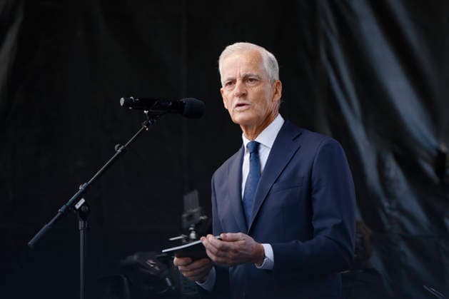 22. juli markering ved minnesmerket i Regjeringskvartalet Oslo 20260722. Statsminister Jonas Gahr Store taler. Â¨22. juli markering ved minnesmerket ved hoyblokka i Regjeringskvartalet. I ar er det 15 ar siden terrorangrepet hvor 77 mennesker mistet livet i 2011. Foto: Frederik Ringnes NTB Oslo Norge LDgiUUxIKmc EDITORIAL USE ONLY Ref:_BNCLDgiUUxIKmc.jpg *** July 22 commemoration at the memorial in the Government Quarter, Oslo 20260722 Prime Minister Jonas Gahr Store delivers a speech July 22 commemoration at the memorial at the Hoyblokka building in the Government Quarter. This year marks 15 years since the terrorist attack in which 77 people lost their lives in 2011. Photo: Frederik Ringnes, NTB, Oslo, Norway LDgiUUxIKmc EDITORIAL  Copyright: xFrederikxRingnesx xNTBx