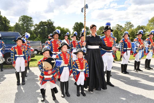 Ilse Aigner mit den Schleißheimer Schlosspfeifer Sommerempfang des Bayerischen Landtags 2026 Neuen Schloss Schleißheim München 21. Juli 2026 *** Ilse Aigner with the Schleißheim Palace Pipers at the Bavarian State Parliament’s 2026 Summer Reception, New Schleißheim Palace, Munich, July 21, 2026