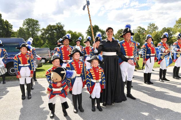 Ilse Aigner mit den Schleißheimer Schlosspfeifer Sommerempfang des Bayerischen Landtags 2026 Neuen Schloss Schleißheim München 21. Juli 2026 *** Ilse Aigner with the Schleißheim Palace Pipers at the Bavarian State Parliament’s 2026 Summer Reception, New Schleißheim Palace, Munich, July 21, 2026