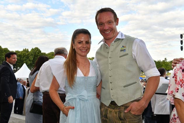Felix Loch mit Ehefrau Lisa Sommerempfang des Bayerischen Landtags 2026 Neuen Schloss Schleißheim München 21. Juli 2026 *** Felix Loch with his wife Lisa at the Bavarian State Parliament’s Summer Reception 2026 at the New Palace in Schleißheim, Munich, July 21, 2026